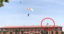 Şov yapan paraşütçü askerin, çatıya çarptığı anlar kameraya yansıdı
