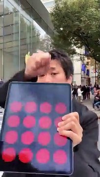 Vous n'allez pas croire vos yeux en regardant ce que cet illusionniste fait avec son ipad