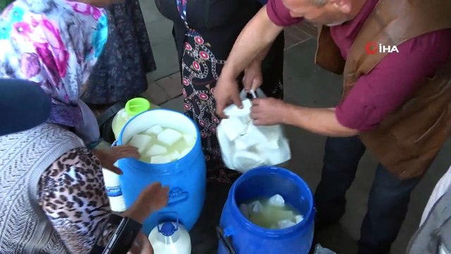 Yörüklerin yayladan getirdiği doğal salamura peynire müşteri akını