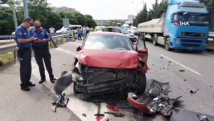 Otomobil geri geri gelen araca çarptı: 1'i ağır 3 yaralı