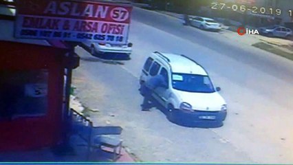 'U' dönüşü yapan ticari araçla karşıdan gelen otomobil çarpıştı... O anlar kamerada