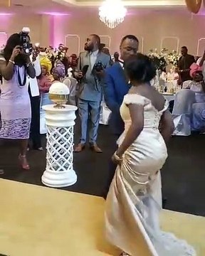 Quand la demoiselle et le garçon d'honneur font une entrée mémorable, voici ce que ça donne !