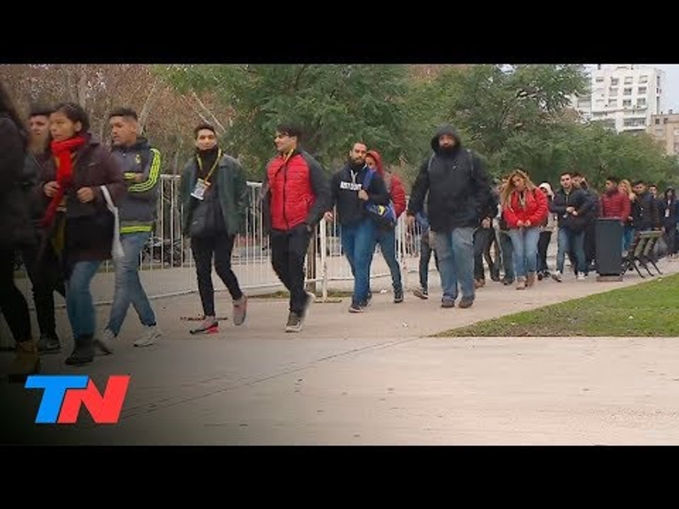 La esperanza de conseguir trabajo: colas de jóvenes para intentar conseguir empleo