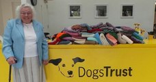 Âgée de 89 ans, elle tricote plus de 400 couvertures et les offre à des chiens de refuge