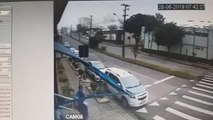 Impressionante! Motociclista é arremessado após ser atingido por carro em alta velocidade