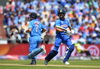 പതുങ്ങി നിന്ന ഇന്ത്യയെ  സിക്‌സറടിച്ച് രക്ഷിച്ച് ധോണി