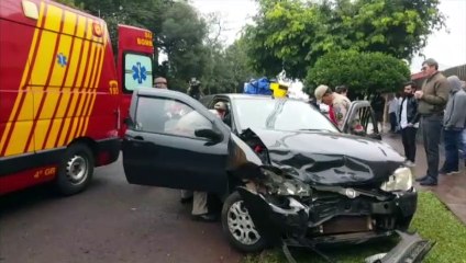 Palio atinge veículos estacionados na Rua Francisco Bartinik