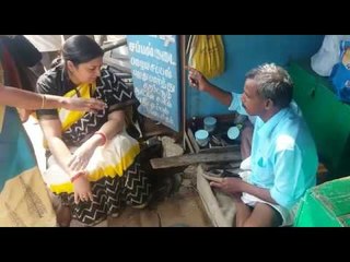 Smriti Zubin Irani got her sandal mended by a wayside cobbler