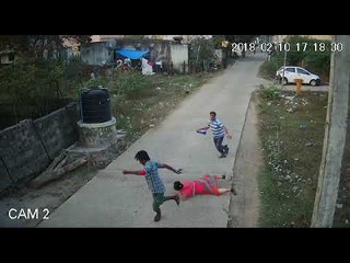 Video herunterladen: CCTV footages lay bare the horrors of chain snatching robbers in Chennai