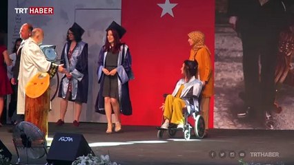 Serebral palsi hastası Şeyda Melis üniversiteyi birincilikle bitirdi