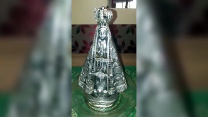 ‘É realmente impressionante’: fiéis visitam residência em que Santa verte mel e se espantam