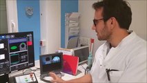 Igor Bessières, physicien médical, présente la salle du pupitre de l'IRM MRIdian Linac