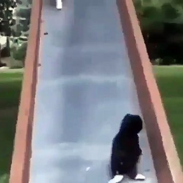 Cette chatte a de turbulents petits chatons. Regardez les tours qu'ils lui jouent !