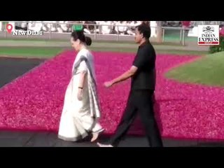 Скачать видео: Rahul Gandhi and Sonia Gandhi pay tribute to Jawaharlal Nehru on his death anniversary