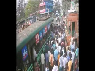 ಭೀಕರ ವಿಡಿಯೋ: ಬಸ್-ಲಾರಿ ನಡುವೆ ಸಿಲುಕಿ ಗರ್ಭೀಣಿ ಮಹಿಳೆ ಸಾವು!