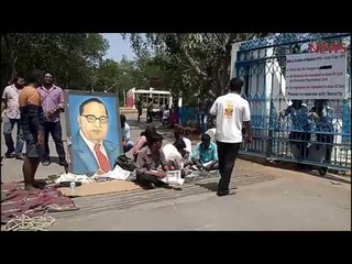 下载视频: Hyderabad Uni students protest Velivada removal, block uni entrance