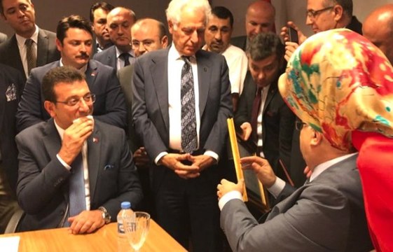 Ekrem İmamoğlu mazbatasını aldı. İşte İmamoğlu'nun mazbata aldığı o görüntüler