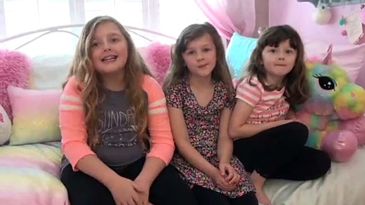 Sophia,  Isabella e Alice Brincando de Jogar Papel uma na Outra
