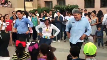 El alcalde Xicotencatl González muestra sus mejores pasos de baile