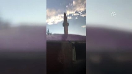 Yıldırım isabet eden minare hasar gördü