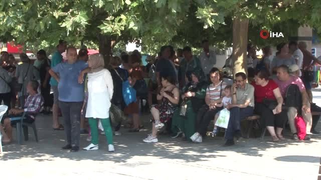 İzmir yanıyor, aşırı sıcaktan bunalanlar Çeşme'de serinliyor