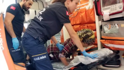 Sırtına saplanan bıçakla hastaneye kaldırıldı