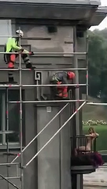 Mais que font ces ouvriers... ils n'ont pas l'air de beaucoup travailler