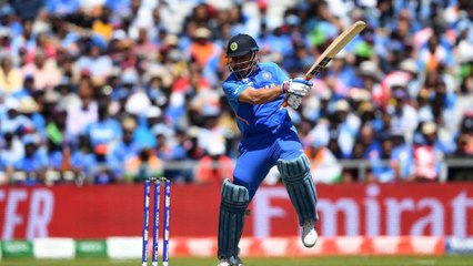 വെടിക്കെട്ട് സിക്‌സറുമായി ധോണി