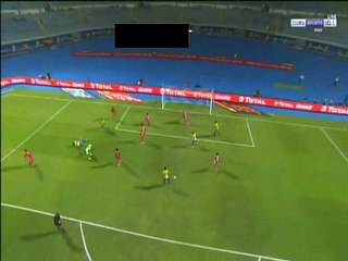 جنون مشجعة تنزانيا..تشير بعلامة «الذبح» بعد تقدم فريقها (فيديو)