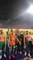 شاهد إحتفال لاعبي منتخب الجزائر بعد الفوز على السنغال مع الجماهير