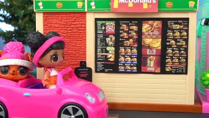 Muñecas L.O.L Surprise en el Drive Thru de Mc Donalds - Cajita Feliz de Juguetes LOL Pets