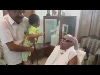 கொள்ளுப்பேரனுடன் கொஞ்சி மகிழ்ந்த திமுக தலைவர் கருணாநிதி
