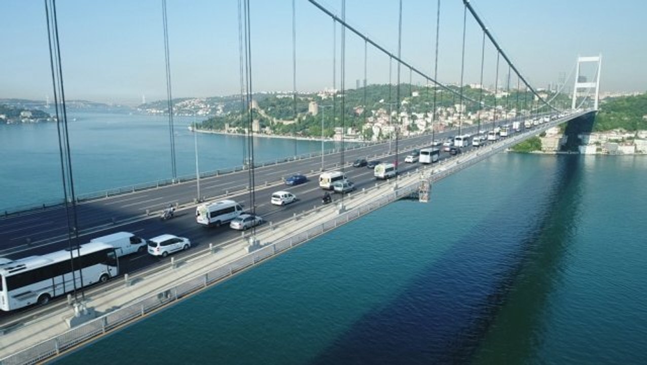 Sabah saatlerinde köprüde oluşan trafik yoğunluğu havadan görüntülendi