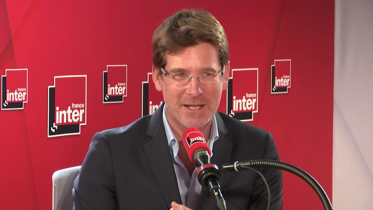 Pascal Canfin : "La dernière fois que je suis venu, c'était la journée sans plastique... Là, j'ai un gobelet en carton, et d'où vient l'eau ? De la bouteille en plastique qui est derrière la caméra !"