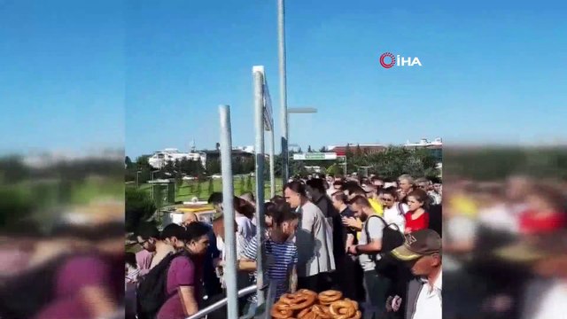 Metrobüs duraklarında yaya izdihamı yaşandı