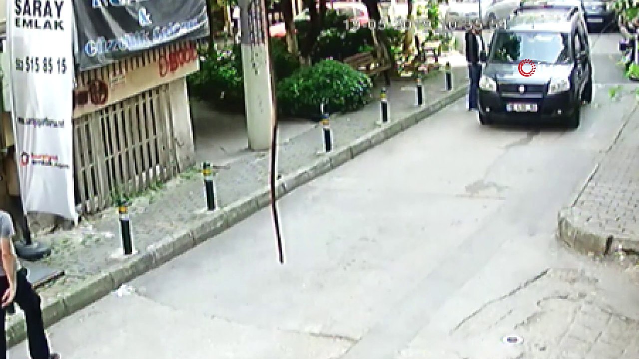 Araçtan cep telefonu çalan hırsız önce güvenlik kamerasına, sonra polislere yakalandı