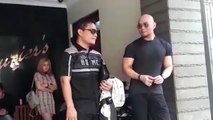Didampingi Gus Miftah, Deddy Corbuzier Perdana Lakukan Salat Jumat