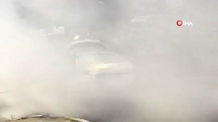 Lüks otomobilin yol ortasında yandığı anlar kamerada