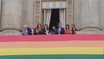Barcelona cuelga la bandera LGTBI en la fachada del Ayuntamiento