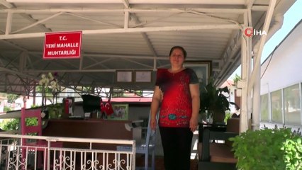 Binası yıkılan kadın muhtar, açık alana tezgah açtı, 'hizmete devam' dedi