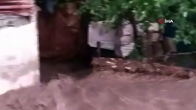 Erzurum’da sağanak yağış sele dönüştü