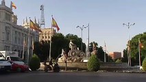 Almeida cambia el ‘refugees welcome’ de Carmena por una bandera de España gigante