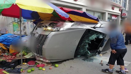 서천 골목길서 차가 노점상 덮쳐...2명 부상 / YTN