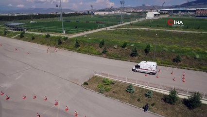 Ambulans sürücülerinin zorlu parkurlarda zamanla yarışı havadan görüntülendi