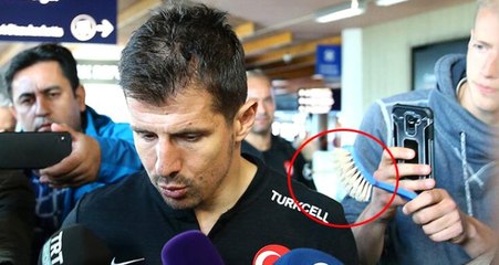İzlanda'da yaşanan fırça skandalı sonrası Lucescu'ya şişe uzatıldı