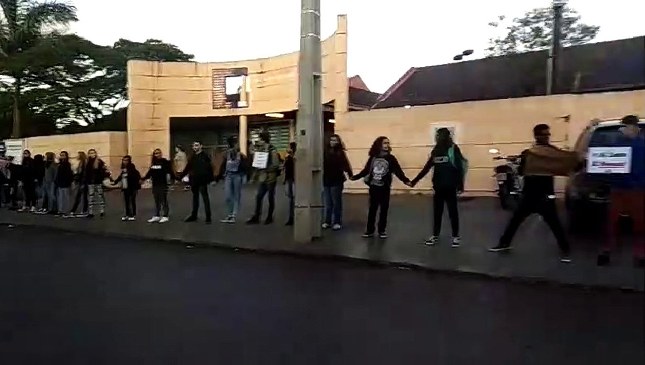 Favoráveis à Educação pública, estudantes realizam ato em frente do Colégio Mário Quintana