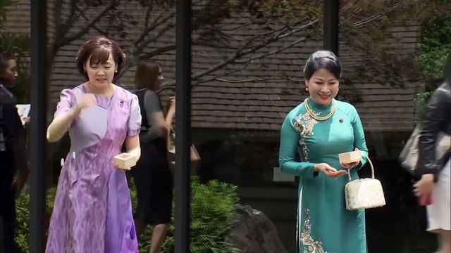 La peculiar imagen de Begoña Gómez y Juliana Awada dando de comer a los peces