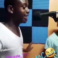 Ce jeune homme fait un drôle de bruit avec sa bouche. Étonnant !