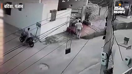 सुबह 6 बजे घर के बाहर सफाई कर रही थी बुजुर्ग महिला, पता पूछने के बहाने चेन झपटी