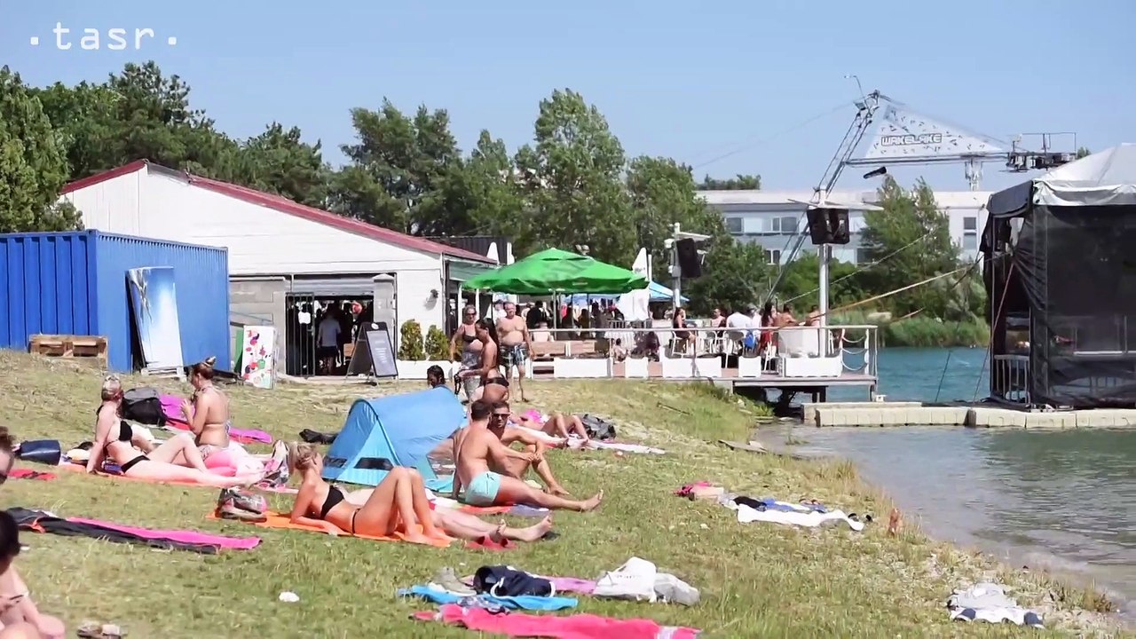Ľudia si spríjemňujú horúce letné dni na Zlatých pieskoch